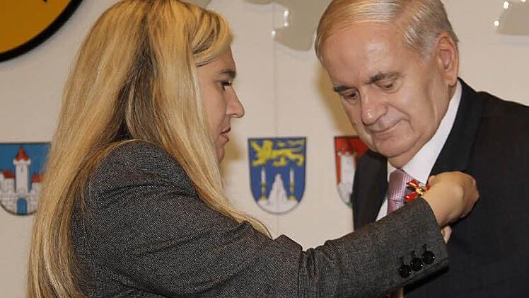 Bayerns Gesundheitsministerin Melanie Huml überreichte das Bundesverdienstkreuz 1. Klasse des Verdienstordens der Bundesrepublik Deutschland an den früheren Landtagsabgeordneten Otto Schuhmann.  Foto: Gerda Völk