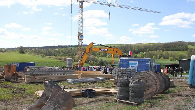 Zum offiziellen Spatenstich ruhte die Baustelle einen Tag: Die Baugrube für die erste Brücke ist schon ausgehoben.  Foto: Sonny Adam