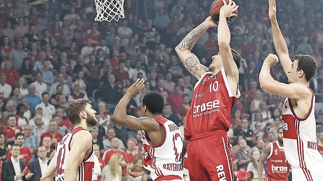 Daniel Theis (mit Ball) dr&auml;ngt zum Korb und l&auml;sst sich von Paul Zipser (r.) nicht aufhalten. Dessen M&uuml;nchner Teamkameraden Maxi Kleber (l. )und Alex Renfroe haben die Gegenwehr schon eingestellt. Fotos: sportpress