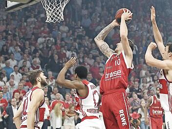 Daniel Theis (mit Ball) drängt zum Korb und lässt sich von Paul Zipser (r.) nicht aufhalten. Dessen Münchner Teamkameraden Maxi Kleber (l. )und Alex Renfroe haben die Gegenwehr schon eingestellt. Fotos: sportpress