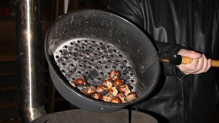 Dritter Bürgermeister Dieter Seban mit seinem Maronen-Ofen. Foto: Ulrike Müller