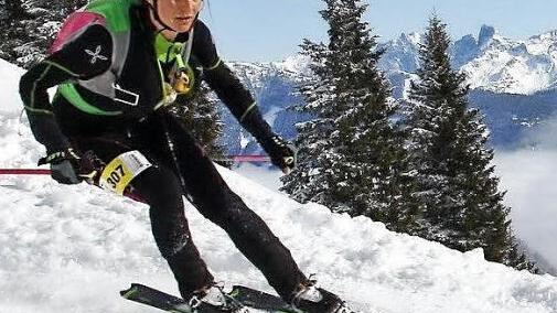 Nach dem Aufstieg nehmen die Tourengeher die Felle von ihren Schneebrettern und sausen hinab.