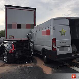A3 im Kreis Würzburg: Kleintransporter schiebt Auto unter Sattelauflieger