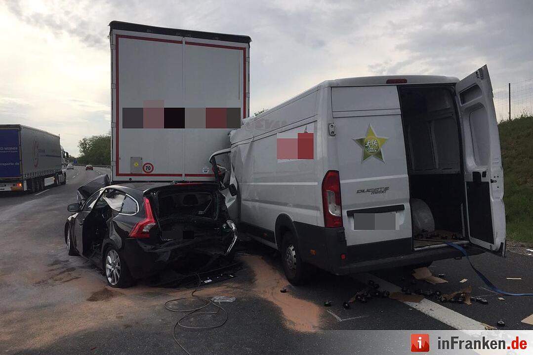 A3 im Kreis Würzburg: Kleintransporter schiebt Auto unter Sattelauflieger