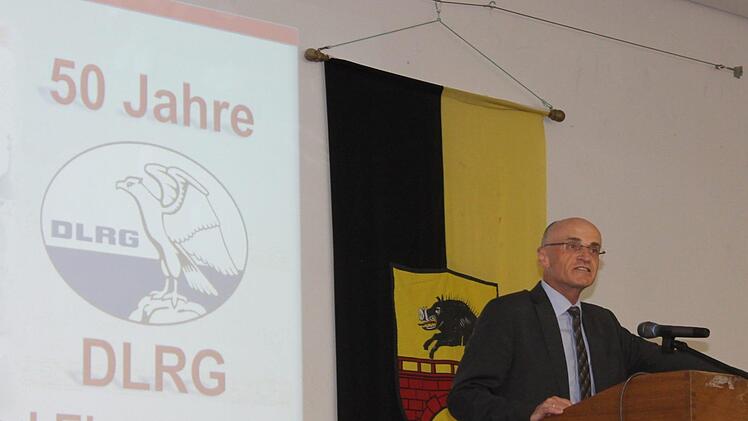 Landrat Wilhelm Schneider lobte in seinem Grußwort das große ehrenamtliche Engagement der Rettungsschwimmer.