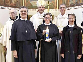 Professgottesdienst in der Mutterhauskapelle (von links): Michaela Meusel, Pater Bernhard Braun, Generaloberin Schwester Regina Pröls, Weihbischof Herwig Gössl, Schwester Matthea Baumann, Pater Wilfried Dettling, Kongregationsvikarin Schwester Dr. Martina Selmaier, Schwester Veronika Kress Foto: Andreas Welz