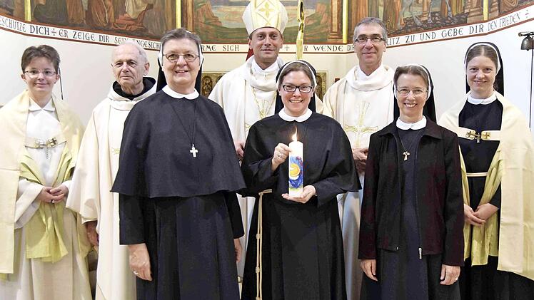 Professgottesdienst in der Mutterhauskapelle (von links): Michaela Meusel, Pater Bernhard Braun, Generaloberin Schwester Regina Pröls, Weihbischof Herwig Gössl, Schwester Matthea Baumann, Pater Wilfried Dettling, Kongregationsvikarin Schwester Dr. Martina Selmaier, Schwester Veronika Kress Foto: Andreas Welz