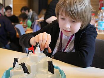 Vorsichtig musste Joshua (9) aus Kirchaich zu Werke gehen, damit die  Spielfiguren bei "Plitsch, Platsch Pinguin" nicht wieder vom Eisberg herunterfallen.Fotos: Ralf Naumann