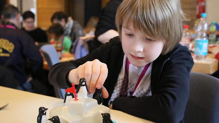 Vorsichtig musste Joshua (9) aus Kirchaich zu Werke gehen, damit die  Spielfiguren bei "Plitsch, Platsch Pinguin" nicht wieder vom Eisberg herunterfallen.Fotos: Ralf Naumann