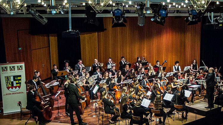 Das Jugendsymphonieorchester Oberfranken unter Leitung von Till Fabian Weser beeindruckte das Publikum im Coburger Kongresshaus mit begeisterndem Musizieren.Foto: Jochen Berger