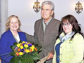 Das soeben ernannte Ehrenmitglied Helmut Kügel, flankiert von der neuen Ehrenvorsitzenden Roswitha Dirmeier (links) und der neuen Vorsitzenden Heike Keppler Foto: Michael Krippner
