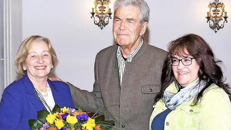 Das soeben ernannte Ehrenmitglied Helmut Kügel, flankiert von der neuen Ehrenvorsitzenden Roswitha Dirmeier (links) und der neuen Vorsitzenden Heike Keppler Foto: Michael Krippner