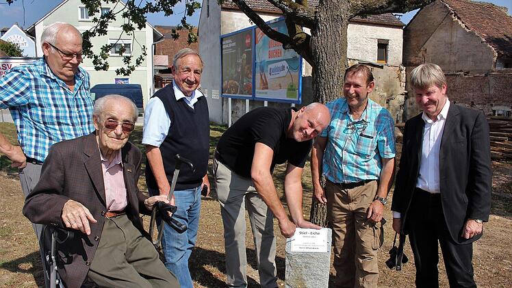 Ehrenbürger Alfred Wachs freute sich über die Ehrung durch die Stadt.  Bürgermeister Gerald Brehm (Dritter v. r.) präsentierte die Ehrentafel. Als Weggefährten des Ehrenbürgers freuten sich Geo Schockel, Walter Winter, Hermann Zehn und Kreisheimatpfleger Manfred Welker (v. l.)