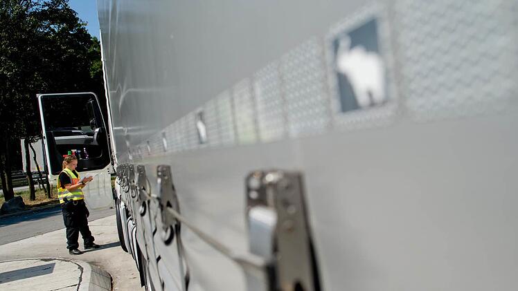Wo soll's hingehen? Die Polizei nimmt immer wieder speziell Lastwagen in den Blick, die Schleuser für ihre Zwecke nutzen könnten. Oft sind es aber nicht Kontrollen an Schwerpunkten, wie die Ermittlungsbehörden auf Personen aufmerksam werden, die auf diesem Weg versuchen, illegal einzureisen. Symbolbild: Sven Hoppe/dpa