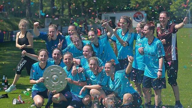 Der TSV Frauenaurach feierte stilecht mit überdimensionalen Weißbiergläsern und Meisterschale. Foto: Wlodzimierz Szewczykowski