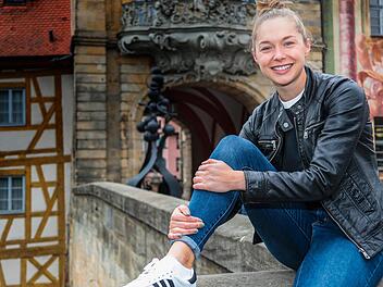 Wie hier am Alten Rathaus ist Deutschlands Ausnahmesprinterin Gina Lückenkemper so oft wie  möglich in Bamberg unterwegs.  Fotos: Matthias Hoch