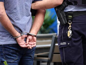 Mann droht mit Sprung von Dach wegen Haftbefehl - Polizei und Feuerwehr im Einsatz