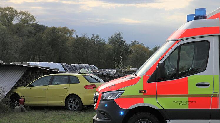 Nach dem Zusammensto&szlig; mit einem entgegenkommenden Auto fuhr der Audi rund 150 Meter durch Acker und Wiese weiter, bevor er gegen einen Holzsto&szlig; prallte und dort zum Stehen kam.