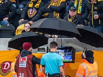 Bemüht der Schiedsrichter den Videobeweis - wie hier jüngst Benjamin Cortus im Rudolf-Harbig-Stadion beim 1:1 zwischen Dresden und Sandhausen in der 2. Liga, dann verhagelt diese Maßnahme oft die Stimmung von Spielern und Zuschauern. Foto: Robert Michael/dpa