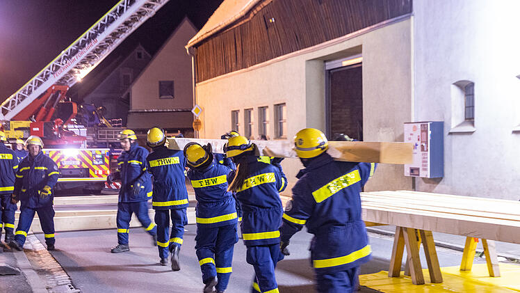 Effeltrich: Scheune droht einzustürzen - Feuerwehr und THW mit Großaufgebot vor Ort