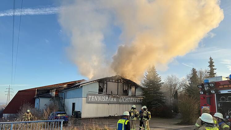 Großbrand in Lichtenfels - Gebäude am Tennispark in Flammen, Mann lebensgefährlich verletzt