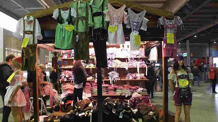 ...Dirndl und Lederhosen Verkaufsstand im Hauptbahnhof München, ...