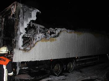 Die Feuerwehr löscht mit Schaum.