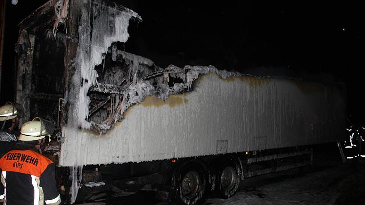 Die Feuerwehr löscht mit Schaum.