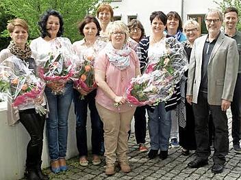Erinnerungsfoto (v. r.): Altenheimleiter Bernd Robitschko, Lehrgangsleiter Norbert Grundhöfer, Cornelia Thron, Carmen Wilde, Ute-Engelhardt-Gleich, Brigitte Wunder (Leitung Sozialstation Steinwiesen), Doris Schmidt, Heike Eidloth, Birgit Brehl, Helene Brehm, Susanne Thüroff-Kisch. Foto: sd