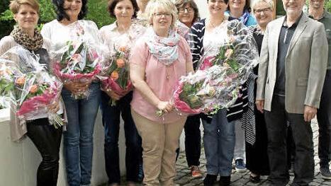 Erinnerungsfoto (v. r.): Altenheimleiter Bernd Robitschko, Lehrgangsleiter Norbert Grundhöfer, Cornelia Thron, Carmen Wilde, Ute-Engelhardt-Gleich, Brigitte Wunder (Leitung Sozialstation Steinwiesen), Doris Schmidt, Heike Eidloth, Birgit Brehl, Helene Brehm, Susanne Thüroff-Kisch. Foto: sd