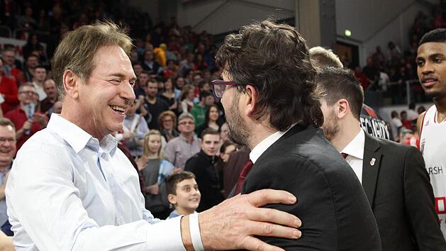 Michael Stoschek (links) und Trainer Andrea Trinchieri feierten im Dezember den Sieg gegen Alba Berlin. Foto: sportpress / Archiv