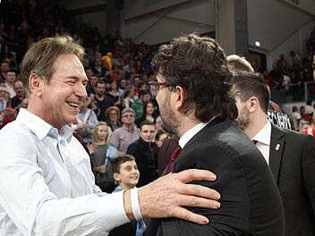 Michael Stoschek (links) und Trainer Andrea Trinchieri feierten im Dezember den Sieg gegen Alba Berlin. Foto: sportpress / Archiv