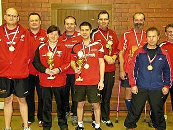Erstmals wurde Rene Großmann (Mitte) Tischtennis-Vereinsmeister beim TSV Ebersdorf. Mit im Bild die Nächstplatzierten (von links) Thomas Bergner, Robert Bergner, Andreas Zipfel, Günter Neubauer, Volkmar Reitz, Michael Pinzer, Rainer Wersch und Peter Sorge. Foto: privat