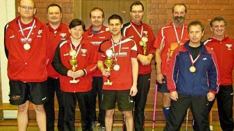 Erstmals wurde Rene Großmann (Mitte) Tischtennis-Vereinsmeister beim TSV Ebersdorf. Mit im Bild die Nächstplatzierten (von links) Thomas Bergner, Robert Bergner, Andreas Zipfel, Günter Neubauer, Volkmar Reitz, Michael Pinzer, Rainer Wersch und Peter Sorge. Foto: privat