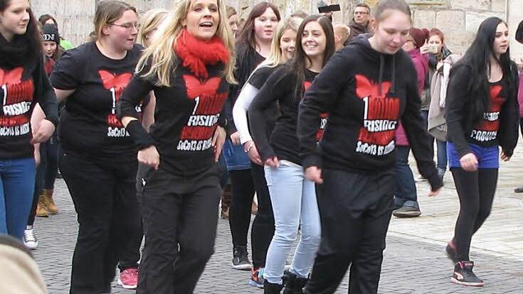 Schon letztes Jahr fand der "One Billion Rising" Flashmob in Coburg statt. Damals kamen auf dem Albertsplatz über 250 Tänzer zusammen. Weltweit erhoben sich mehrere Millionen in 190 Ländern. Foto: Archiv/Daniela Pondelicek