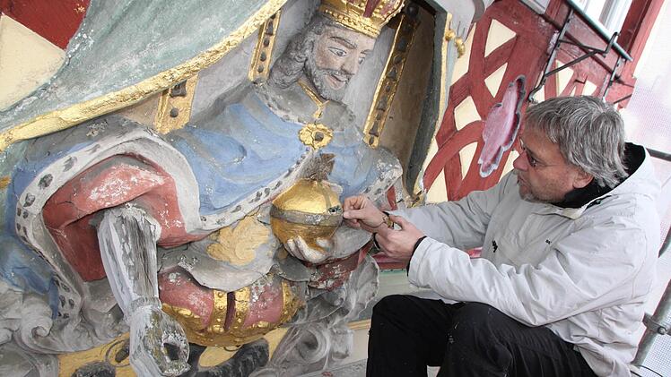 Clemens Muth rückt der Kaiserfigur zu Leibe - zunächst prüft er den Zustand der Substanz dieser Halbplastik, die aus vielerlei Material besteht. Anschließend folgt die eigentliche Sanierung und die Neufassung der Figuren mit Farbe. Foto: Matthias Einwag