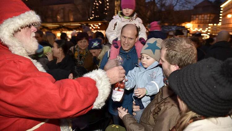 Über die Geschenke des Nikolaus freuten sich die kleinen Besucher des Weihnachtsmarktes sehr.
