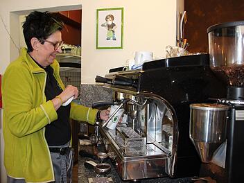 Katja Am-Ende unterstützt in ihrem Café die Aktion "Coffee-to-go-again" und füllt den Kaffee gerne in selbst mitgebrachte Mehrwegbecher. Der Umwelt zuliebe. Fotos: Lisa Kieslinger