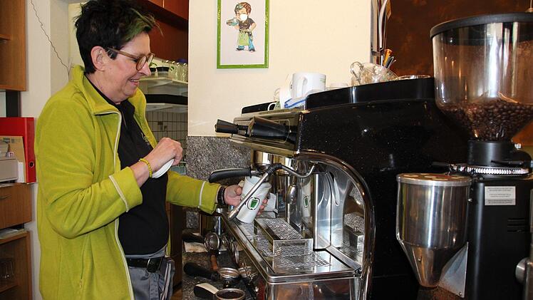 Katja Am-Ende unterstützt in ihrem Café die Aktion "Coffee-to-go-again" und füllt den Kaffee gerne in selbst mitgebrachte Mehrwegbecher. Der Umwelt zuliebe. Fotos: Lisa Kieslinger