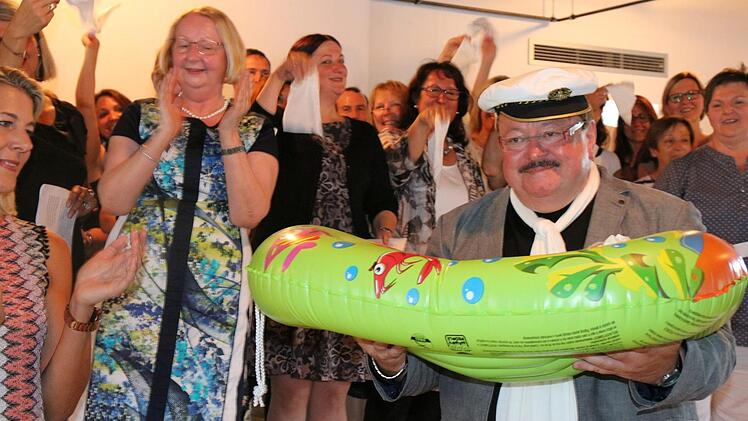 Als Geschenk gab es symbolisch ein Schlauchboot für die nächste Schiffsreise des bekennenden Reisefans Jürgen Vonbrunn