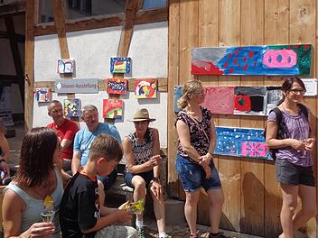 Vernissage mit Kinder-Bildern