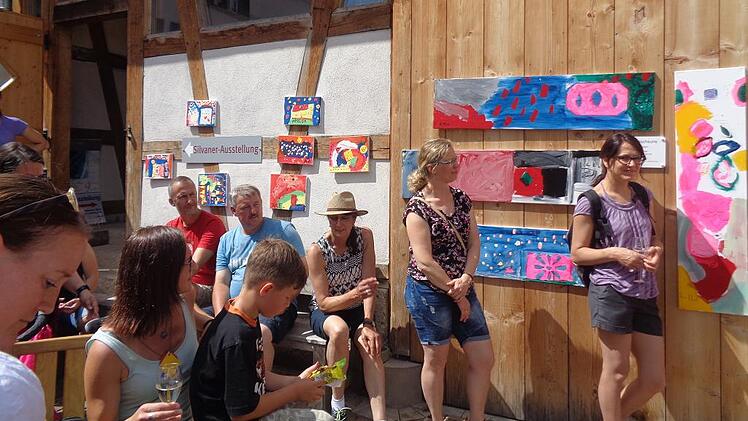 Vernissage mit Kinder-Bildern