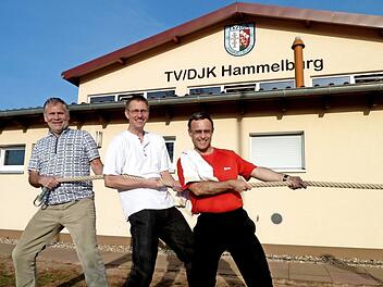 Die Vorsitzenden Bernhard Pfennig (von links), Wolfgang Faust und Michael Hannawacker wollen es anpacken: Eine neue Halle soll gebaut werden, damit der Verein zukunftsfähig bleibt. Gleichzeitig kündigte aber Hannawacker an, nächstes Jahr sein Amt abgeben zu wollen.  Foto: Alfred Ruppert/Archiv