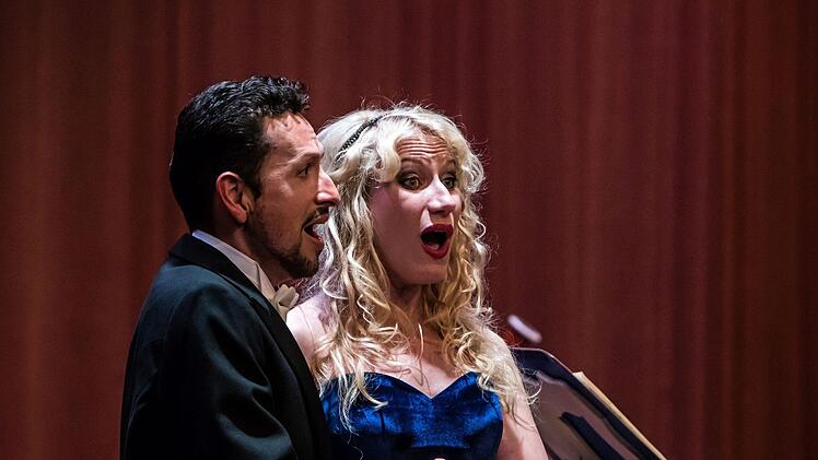 Impressionen vom Auftritt des Alt-Wiener Strauss-Ensembles unter Leitung von Ralph Kulling bei den Johann Strauss Musiktagen in Coburg: Victoria Kunze und Juan Pablo Marin.Foto: Jochen Berger