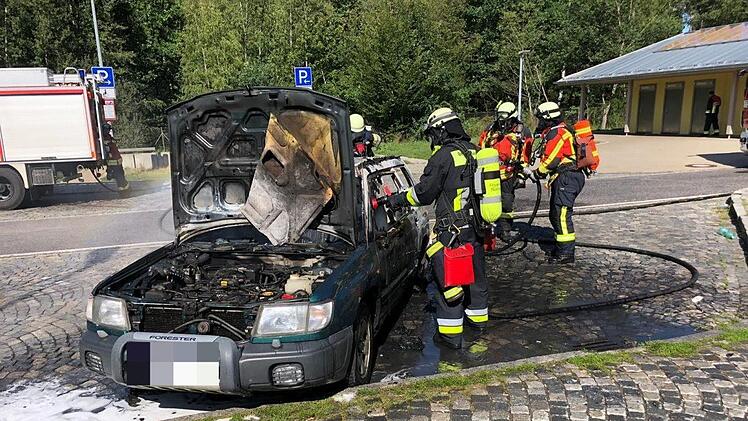 Die Einsatzkräfte löschten den Wagen ab. Foto: Feuerwehr Heroldsberg