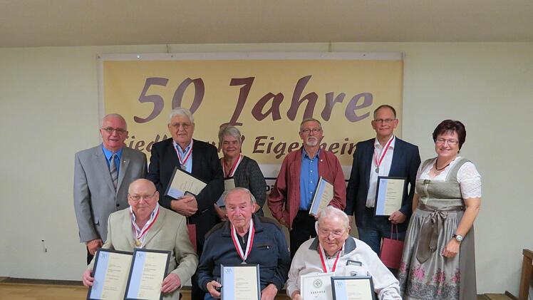 Landesvorstandsmitglied Georg Grembler (von links) ehrt langjährige Vorstandsmitglieder:  Horst Schulz, Herbert Huppmann, Doris Herold, Oswald Schmitt, Felix Weiß, Kurt Mauermayer, Vorsitzender Bernd Rieger, Bürgermeisterin Patricia Schießer. Foto: Doris Bauer