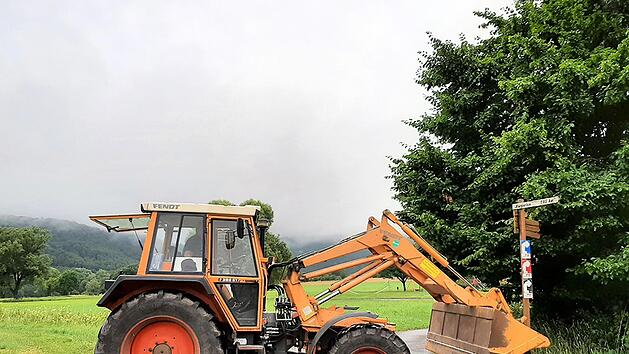 Ein Bagger hat die alten Wanderschilder entfernt.