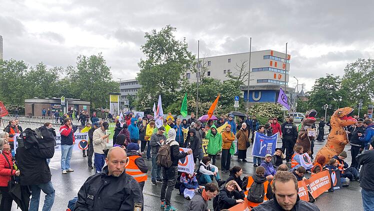 "Letzte Generation" sorgt für Aufruhr in Nürnberg - Polizei muss eingreifen