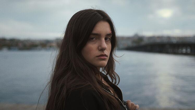 Hazal (Melia Kara) sehnt sich nach einer eigenen Chance im Leben. "Ellbogen" erz&auml;hlt ihre Geschichte und macht deutlich, wie Wut zum Ausl&ouml;ser f&uuml;r tiefgreifende Ver&auml;nderungen werden kann.