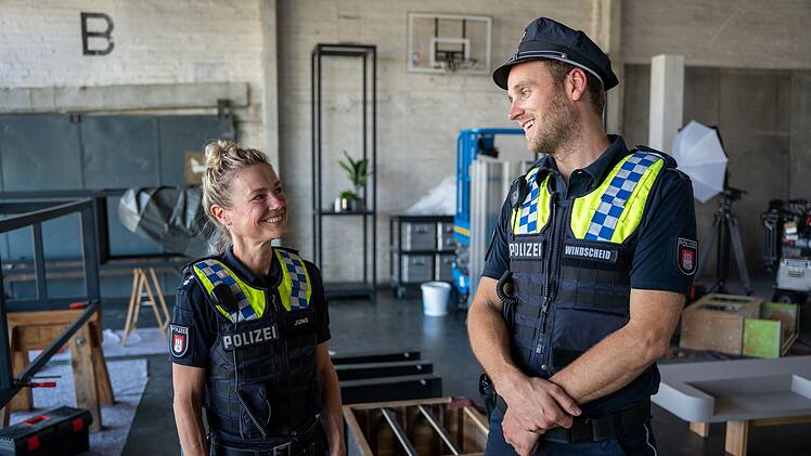 F&uuml;r ihr Gespr&auml;ch schl&uuml;pfen Rhea Harder-Vennewald und Leon Windscheid in "Notruf Hafenkante"-Uniformen.